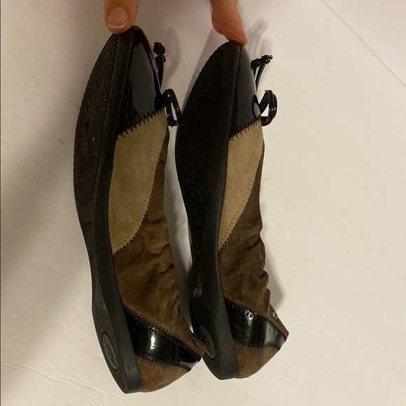 Nurture FlexibleTwo-Tone Ballet Flats Patent Leather Cap Toe Suede Bows Dainty - Picture 12 of 14